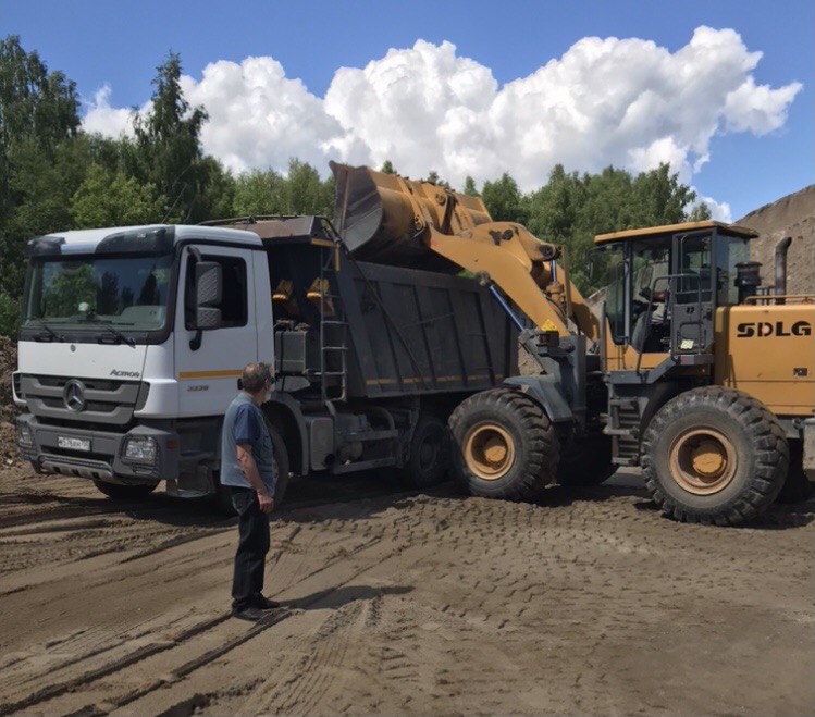 Загрузка Mercedes Actros на карьере